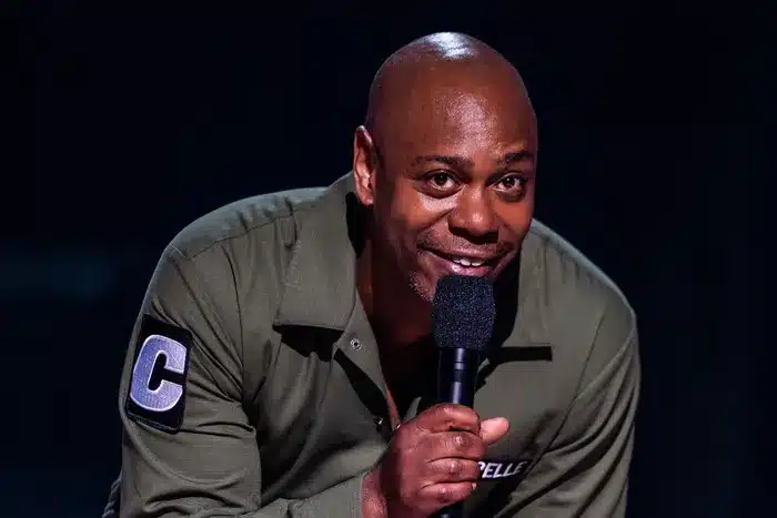 Dave Chappelle surprend Netflix avec « The Unstoppable… », un stand-up coup de poing sans filtre