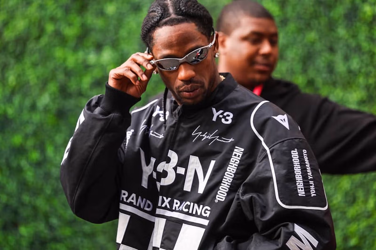Travis Scott fait sensation au Grand Prix F1 de Las Vegas en portant… une veste adidas Y-3