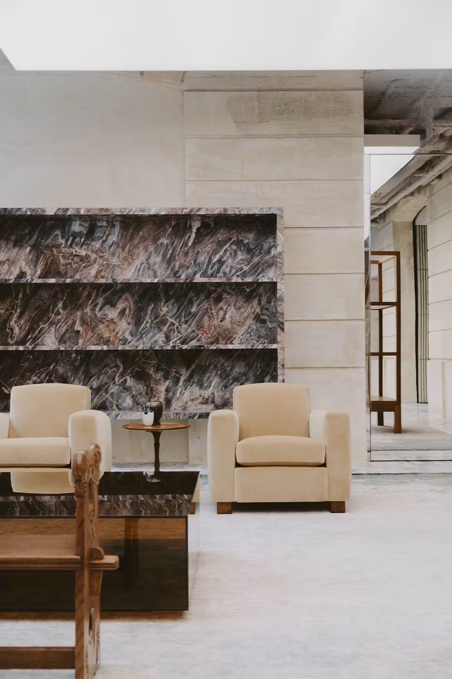 Saint Laurent inaugure une boutique intimiste sur l’Avenue Montaigne, pensée comme un manifeste de “clarté sculpturale”