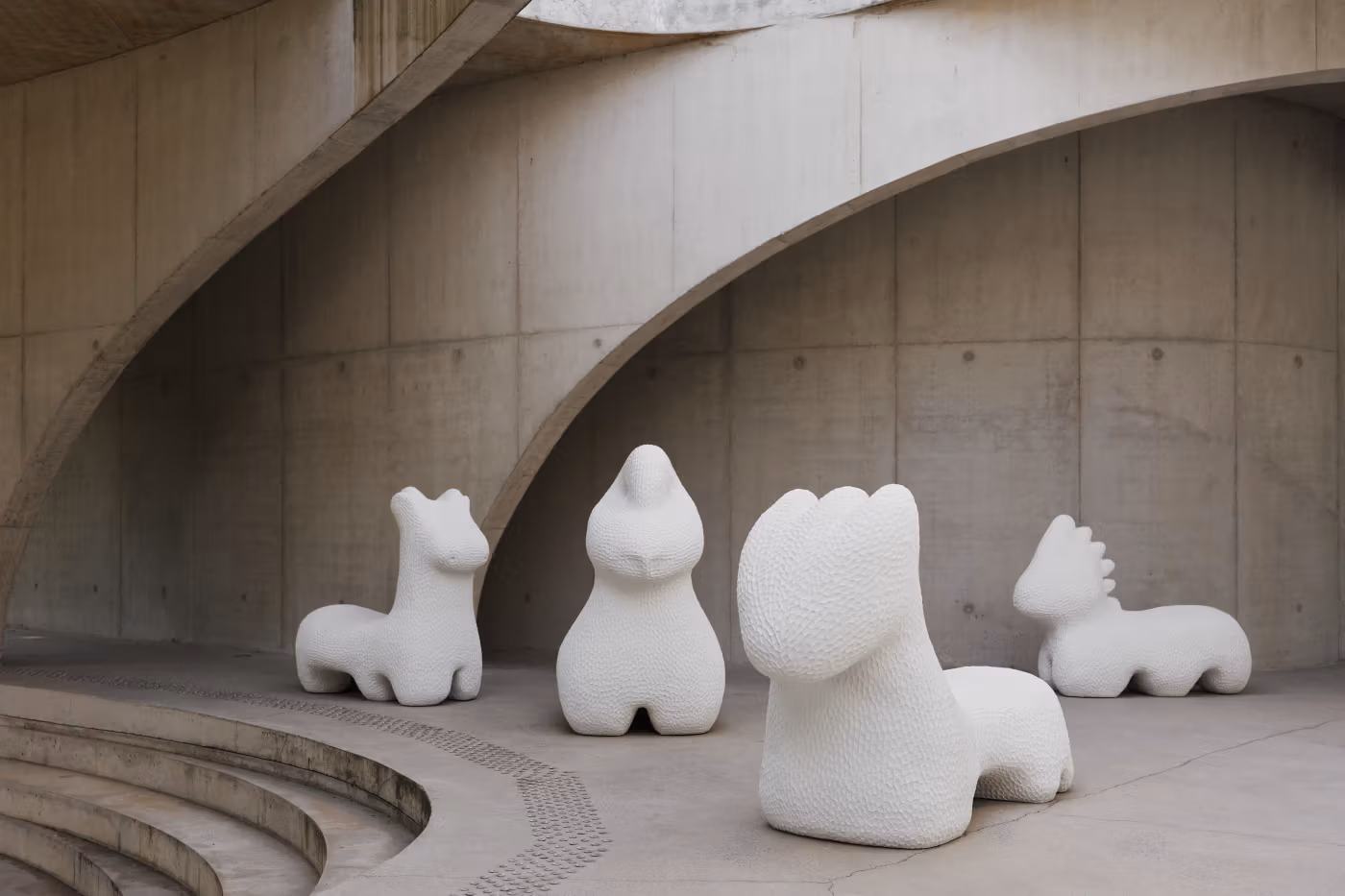 “Land of Light II” de Victoria Yakusha : la lumière comme résilience sculptée