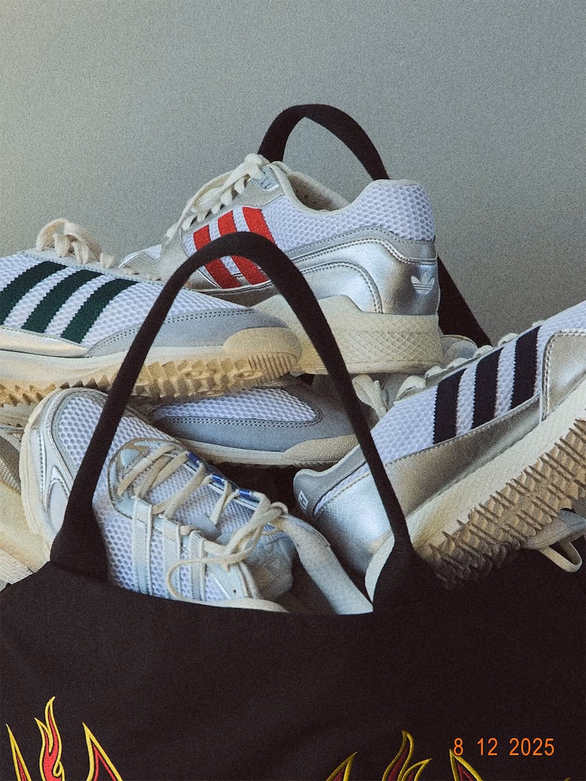 Kith envoie une invitation hors norme : six adidas exclusives dans une valise de luxe