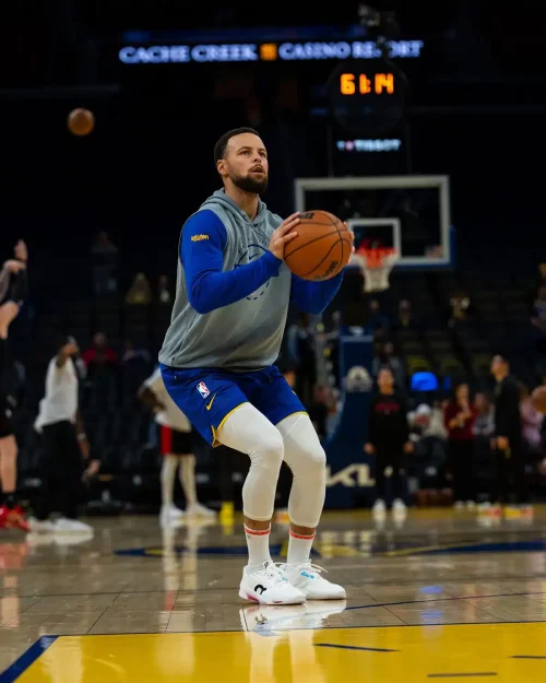 Steph Curry porte la chaussure signature de Roger Federer et fait entrer On en NBA pour la première fois