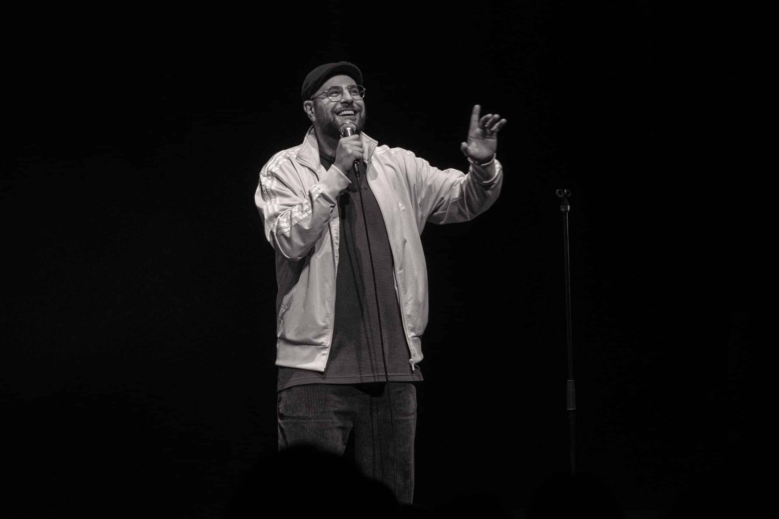 Hakim Jemili séduit la Halle aux Grains de Toulouse avec son spectacle « Fatigué »