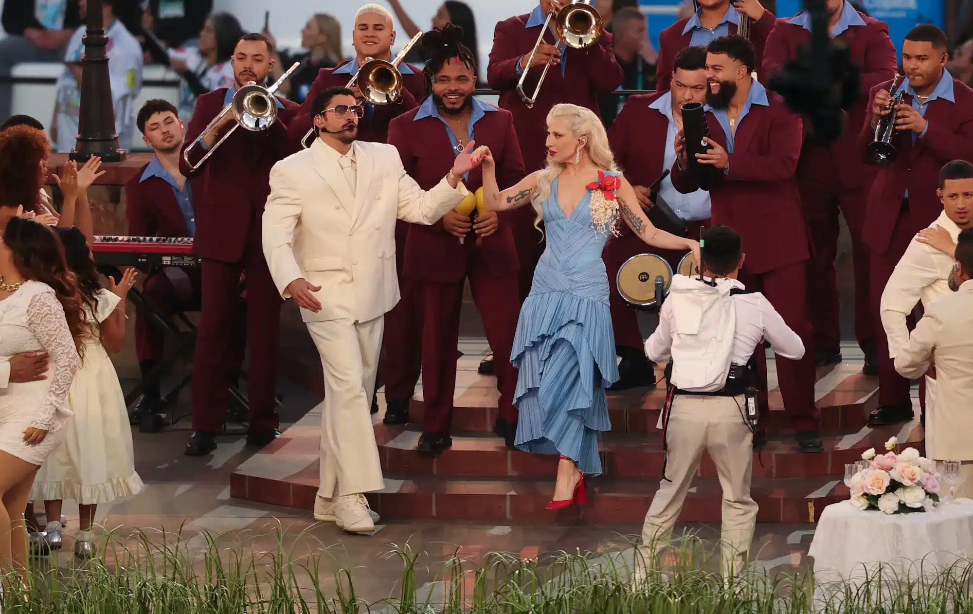 Lady Gaga fait une apparition surprise au Super Bowl LX dans une robe flamenco bleu ciel aux accents portoricains