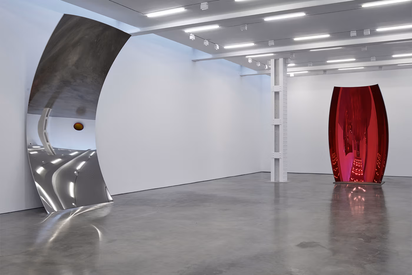 Mirror Works met en lumière les sculptures miroir d’Anish Kapoor à la Lisson Gallery de New York