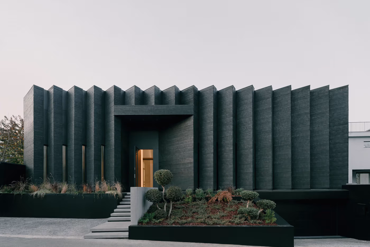TIMM dévoile l’Inverted House à Tbilisi, une maison qui renverse les codes de l’habitat