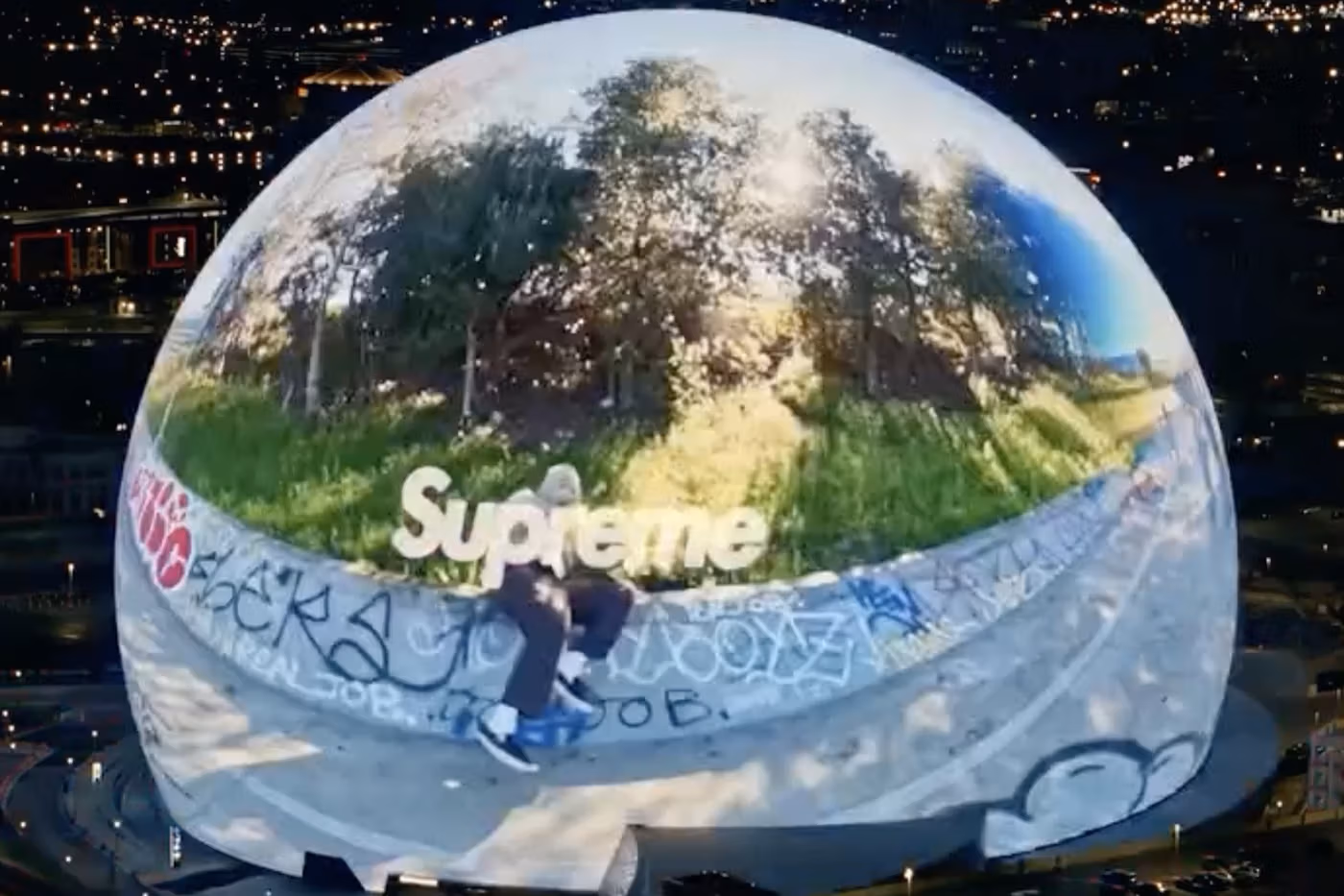 Supreme investit le Las Vegas Sphere pour sa campagne Spring/Summer 2026