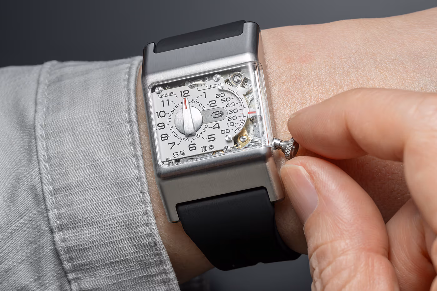 Ōtsuka Lōtec dévoile la No. 8, une montre rectangulaire au cadran cinétique spectaculaire