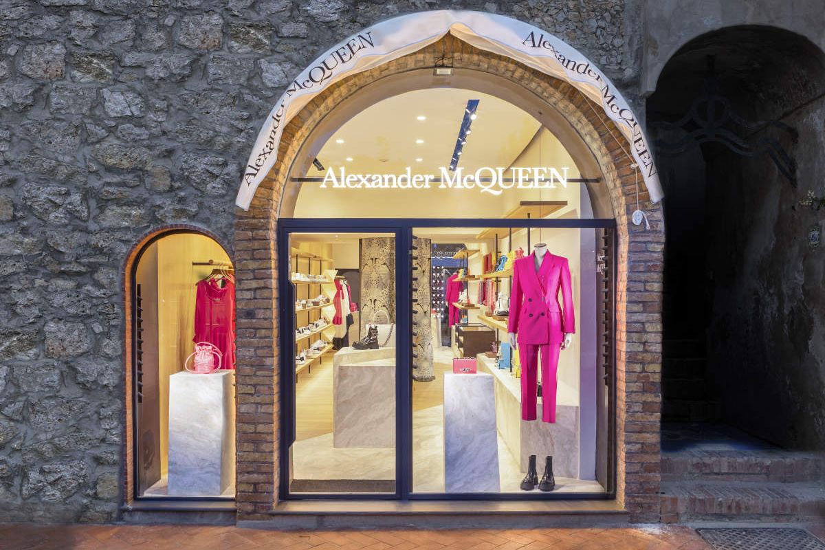 Alexander McQueen annonce des licenciements dans le cadre d’une restructuration stratégique