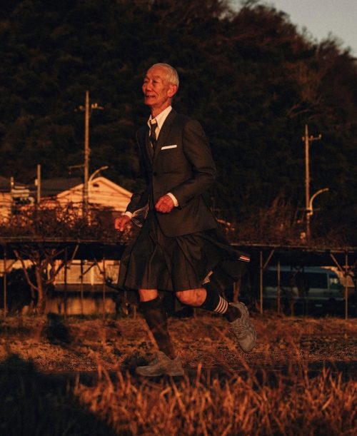 Thom Browne x ASICS : « The Working Hour », un zine limité qui capture la vie en mouvement