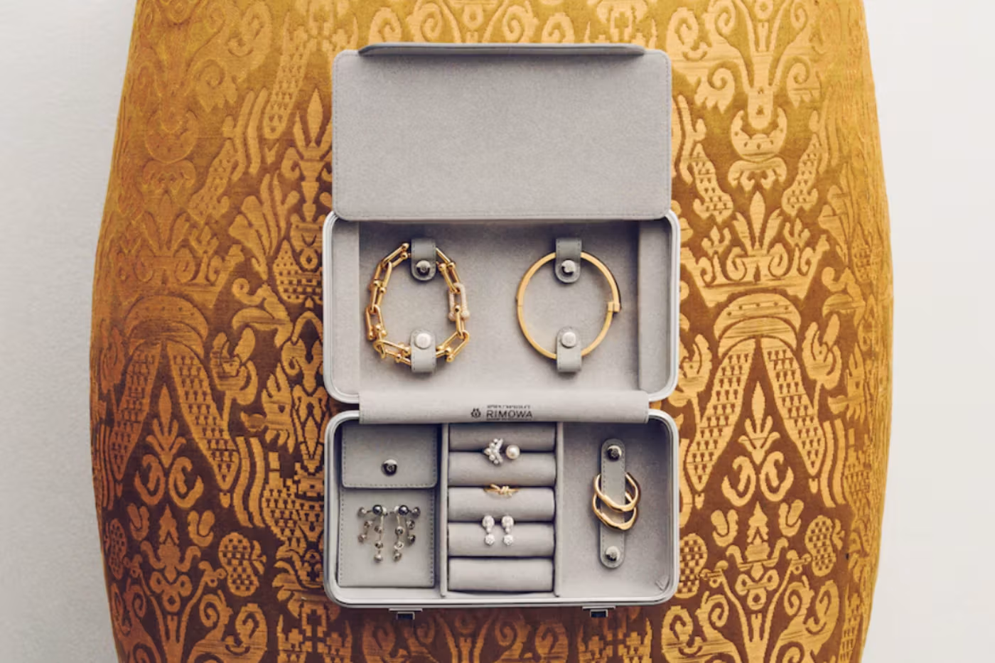 RIMOWA dévoile un Jewelry Case en aluminium, entre design industriel et précision allemande