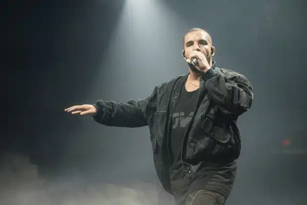 Drake frappe un grand coup avec trois albums d’un seul coup et rebat les cartes de l’industrie musicale