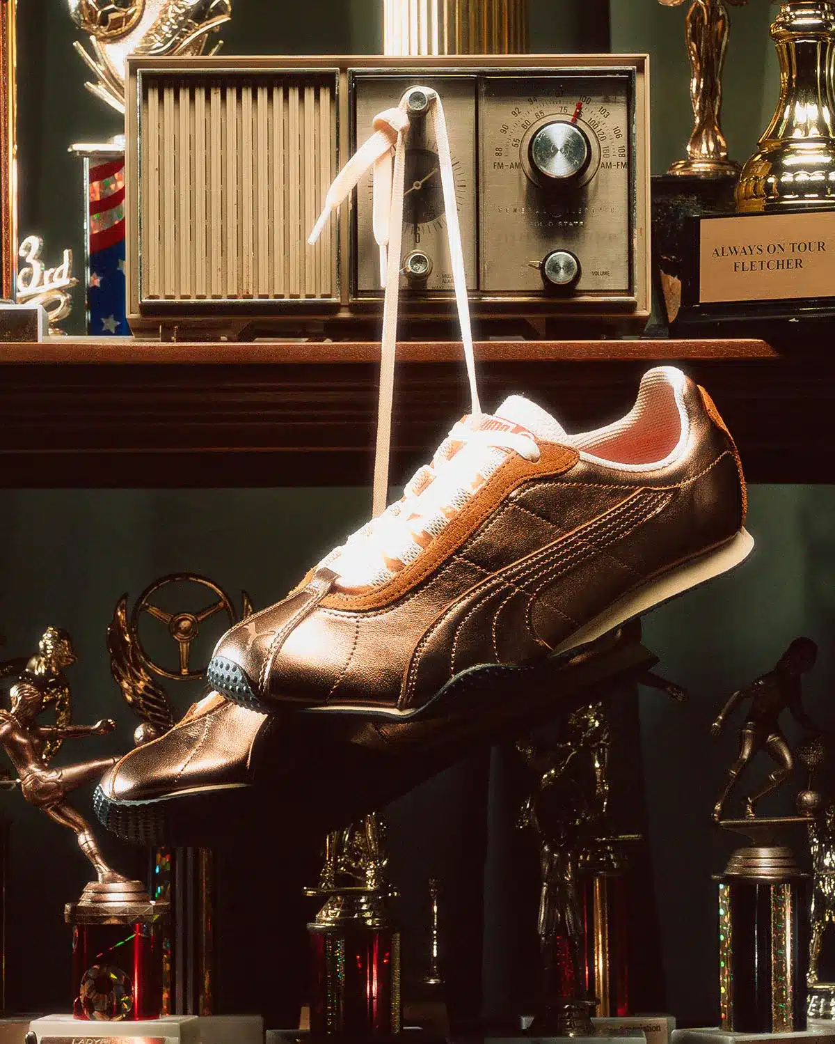 Sneaker Politics célèbre ses 20 ans avec une PUMA H-Street “Trophies” inspirée par l’univers des récompenses