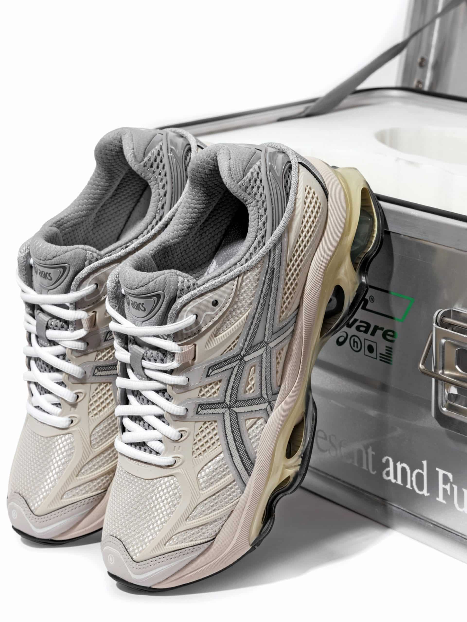 HIDDEN dévoile une ASICS GEL-KINETIC™ 2.0 V2 ultra limitée inspirée du Macintosh originel