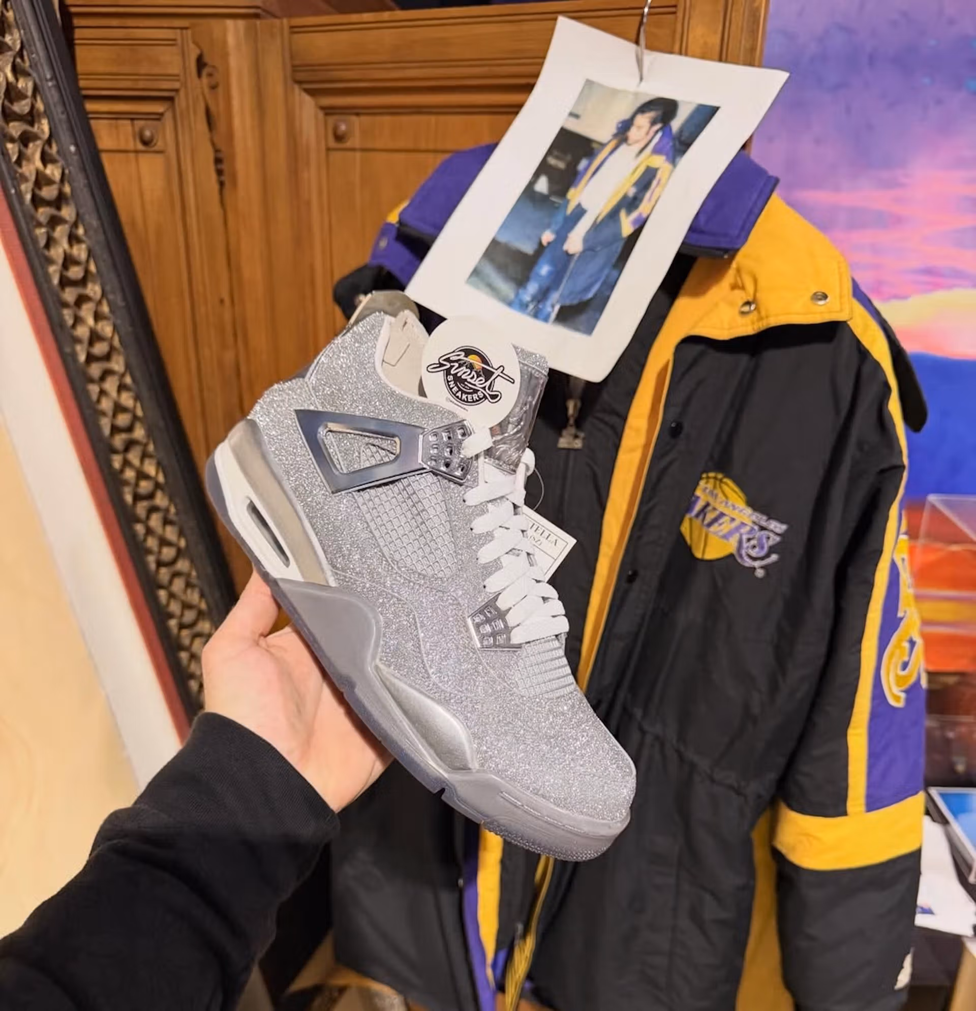 Une Air Jordan 4 inspirée du gant iconique de Michael Jackson refait surface