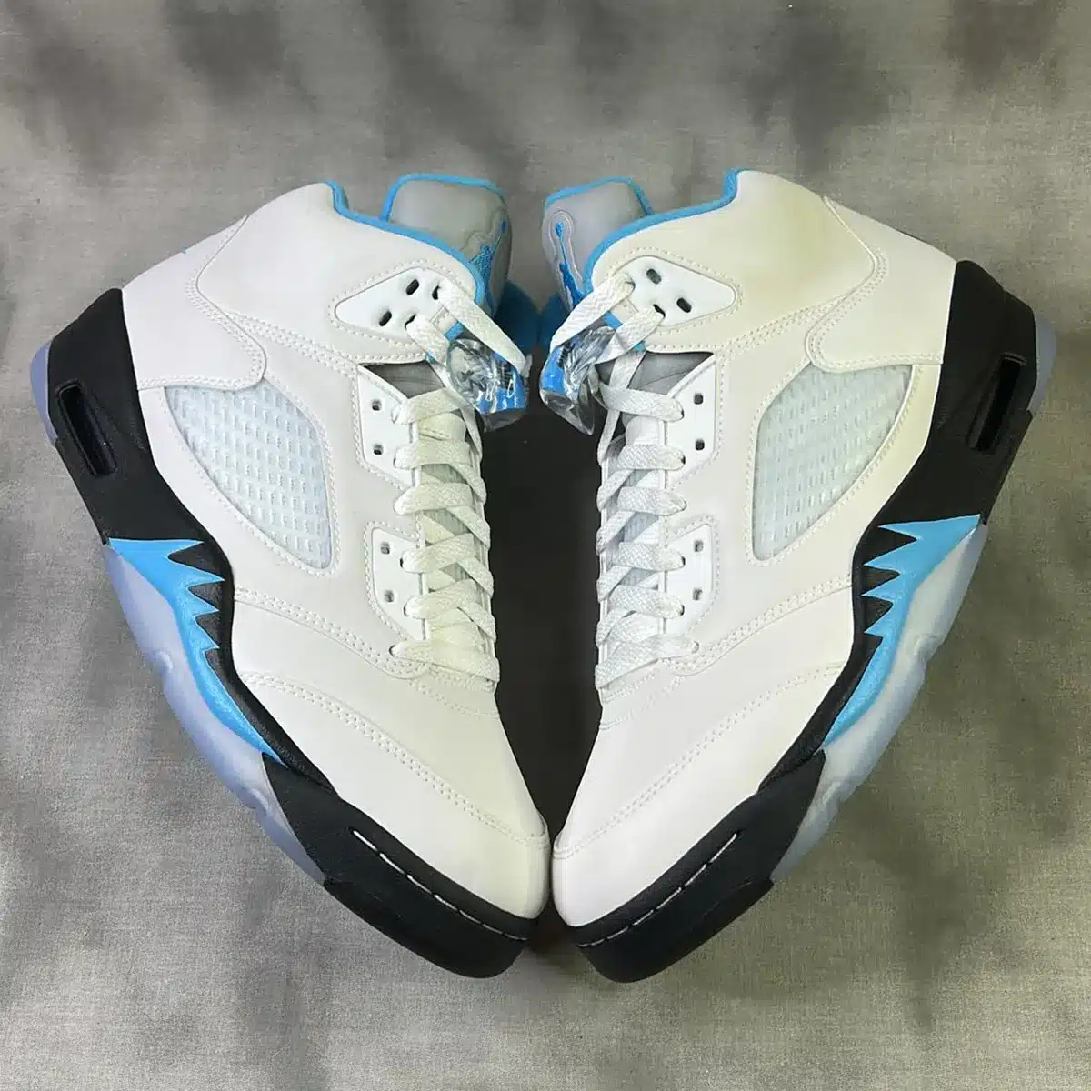 Une mystérieuse Air Jordan 5 “Dark Powder Blue” refait surface et dévoile ce qui aurait pu être l’une des surprises de Jordan Brand