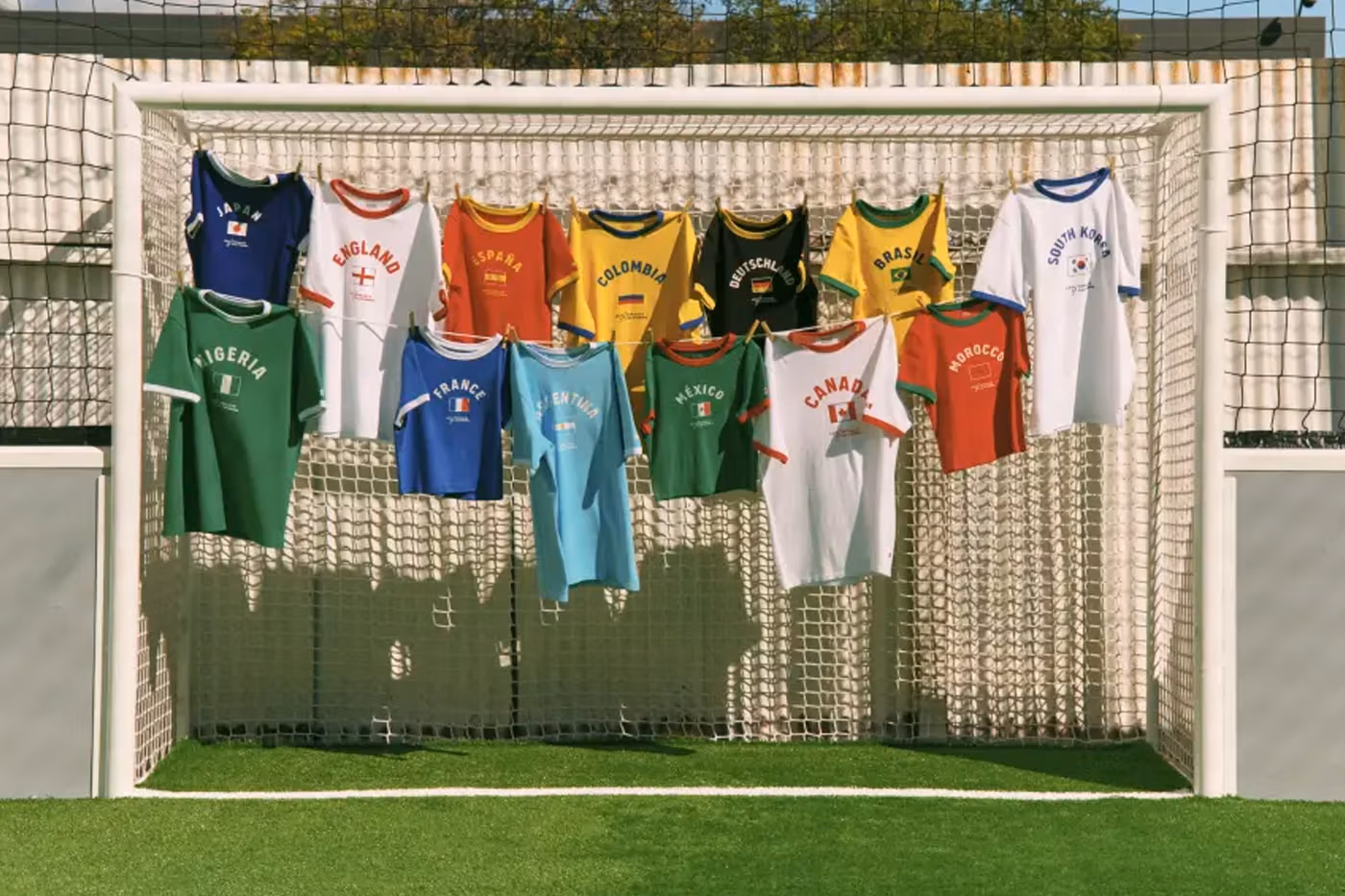 Levi’s célèbre la Coupe du Monde 2026 avec une collection de t-shirts inspirée du football international
