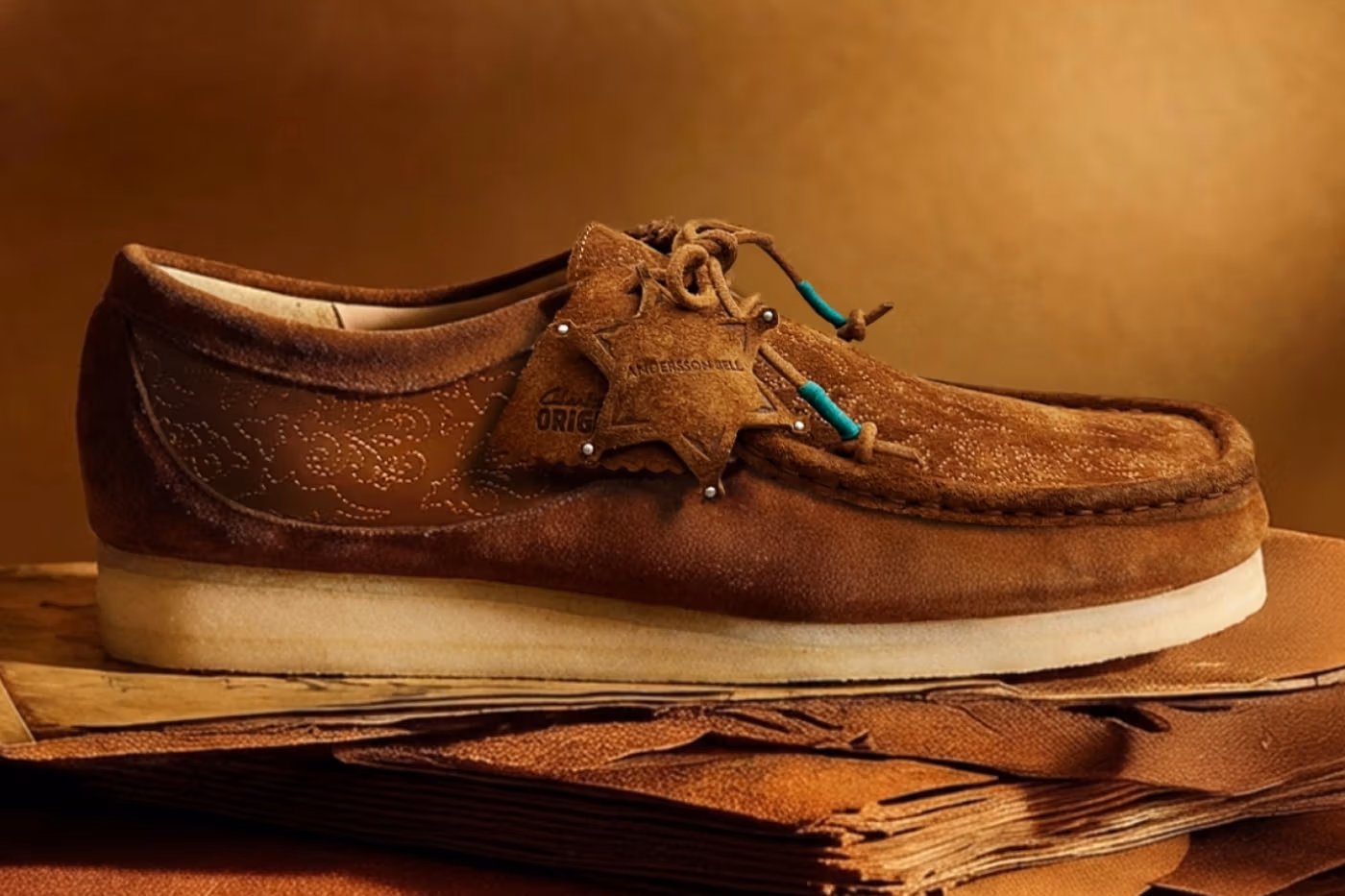 Andersson Bell réinvente la Wallabee de Clarks avec une élégante inspiration western