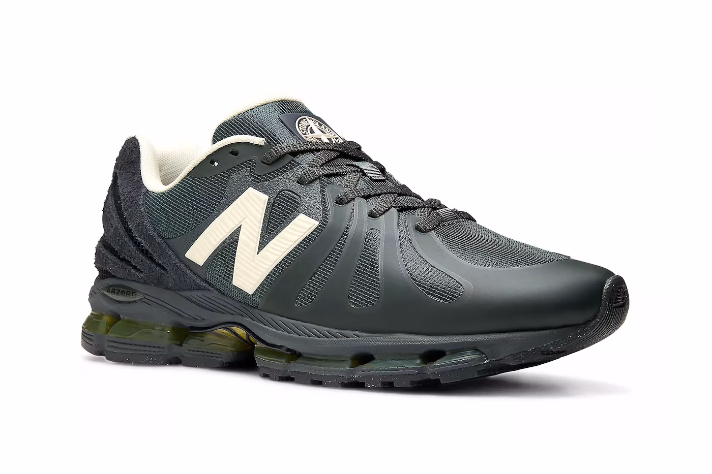 Stone Island et New Balance dévoilent la 1890 « Deep Forest », une sneaker technique inspirée du football