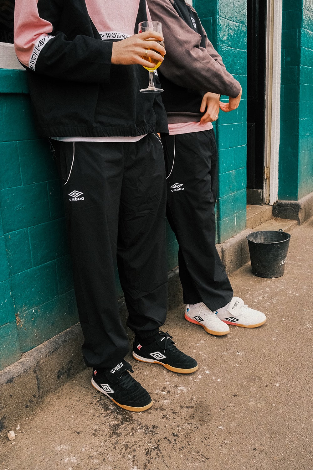 Umbro et WOEI célèbrent la culture football avec une capsule inspirée des tribunes