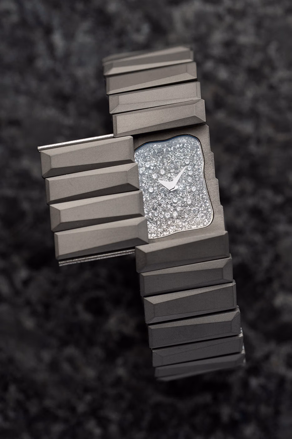 Toledano & Chan dévoile l’Oshinobi, une montre sertie de diamants qui se cache