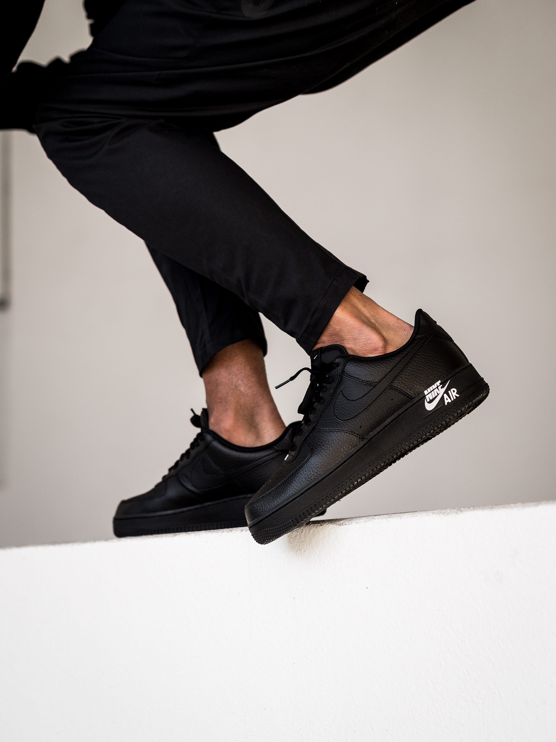 NIKE AIR FORCE 1 LOGO – BLACK
