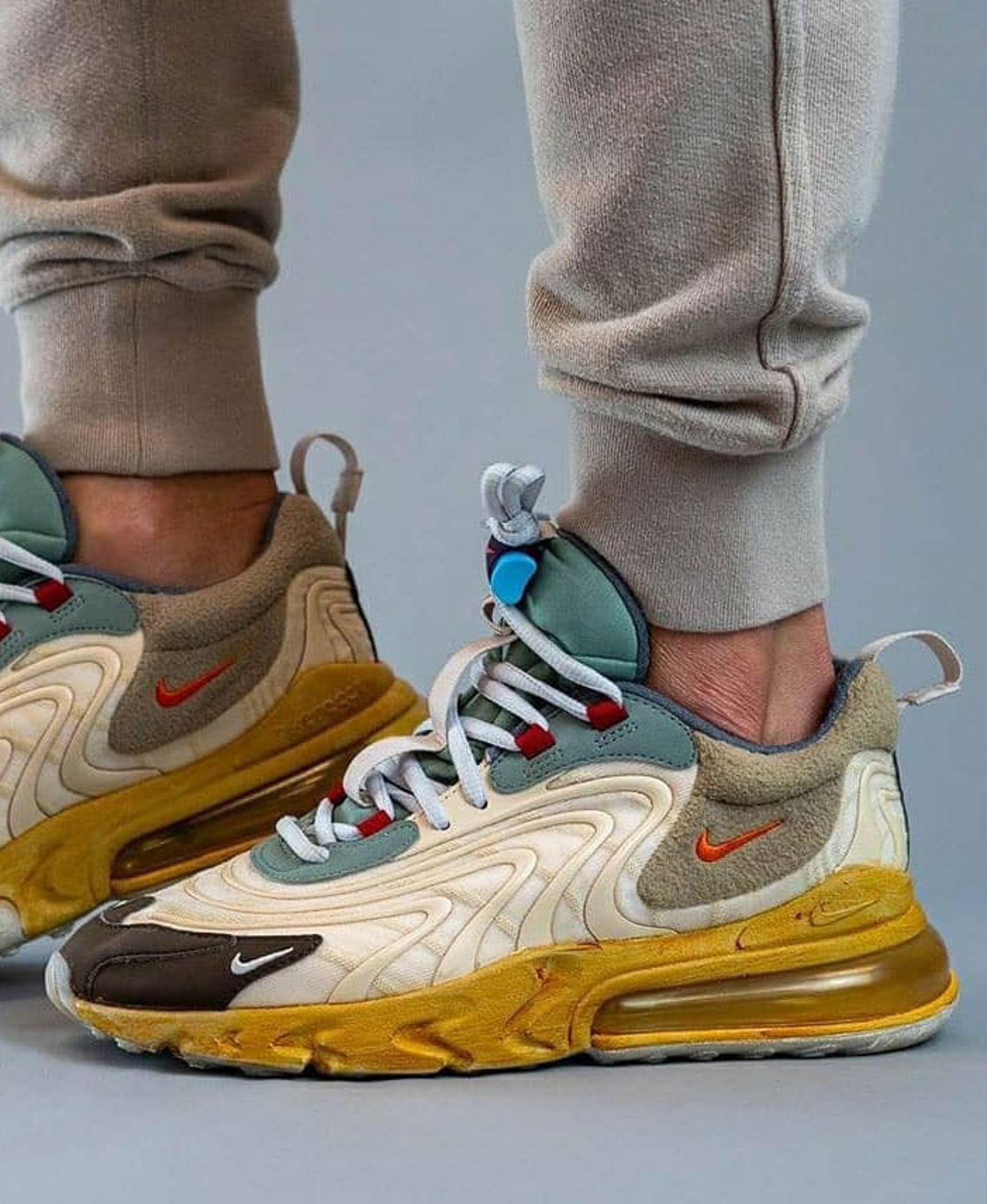 NIKE AIR MAX 270 REACT x TRAVIS SCOTT