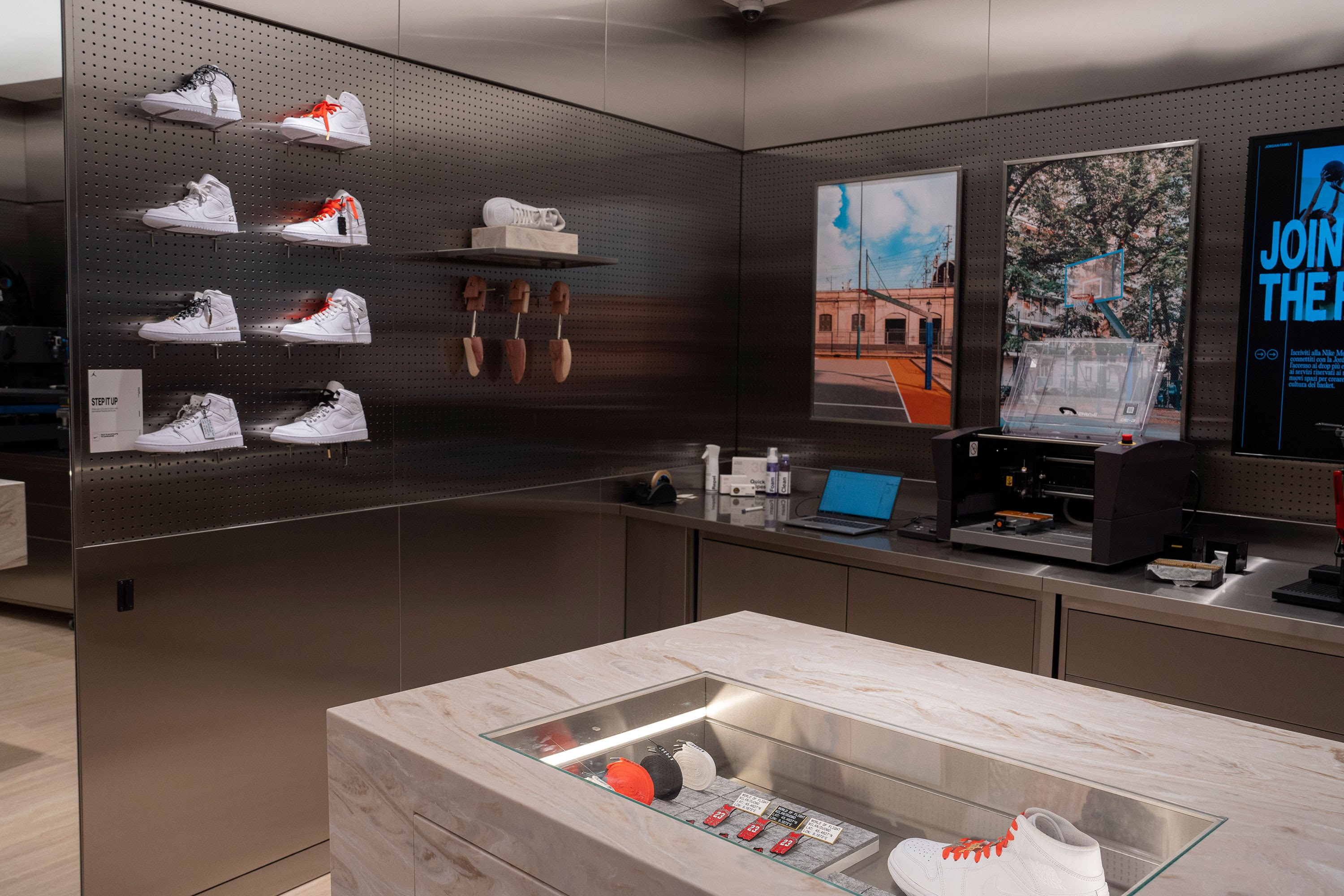 First « Jordan World of Flight » store, photo 1