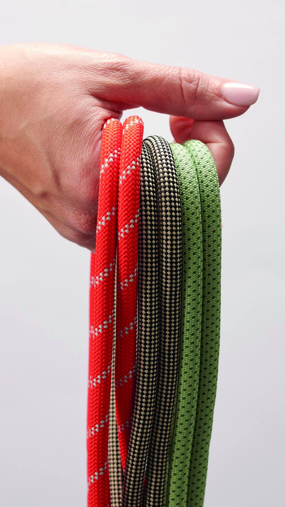 7405 7429 7443 Dopper Cord Lifestyle Studio Hand 1080x1920 CMYK