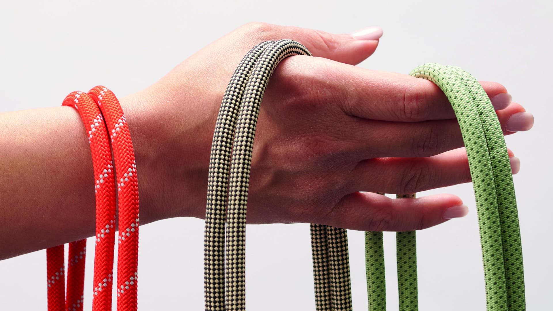 7405 7429 7443 Dopper Cord Lifestyle Studio Hand 1920x1080 CMYK
