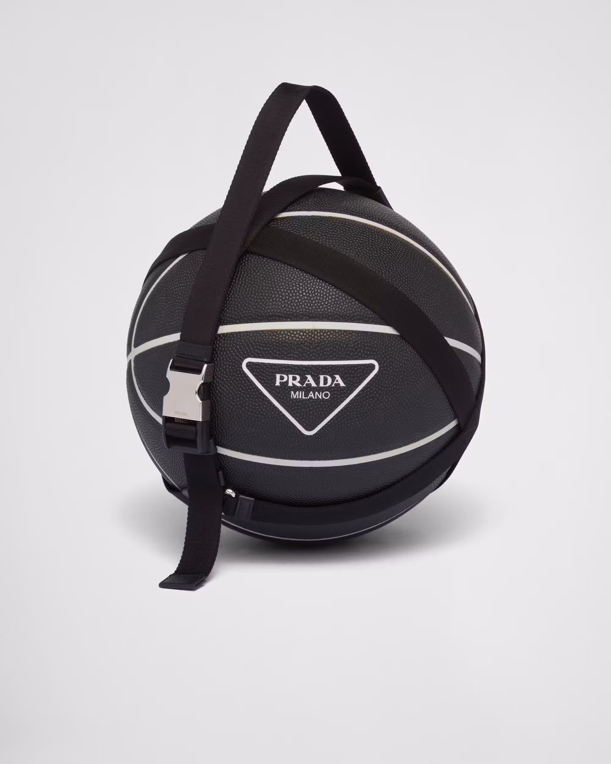 Pour Prada, la mode est un art. Et le basketball aussi.