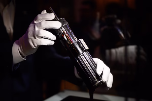 Le sabre laser original de Dark Vador vendu plus de 3,6 millions de dollars aux enchères, photo 3
