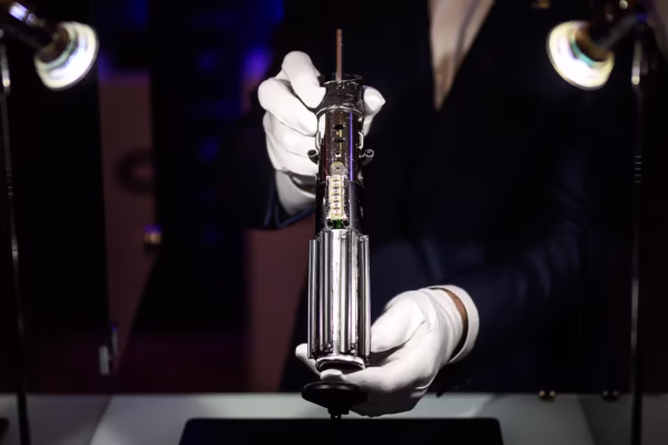Le sabre laser original de Dark Vador vendu plus de 3,6 millions de dollars aux enchères, photo 2