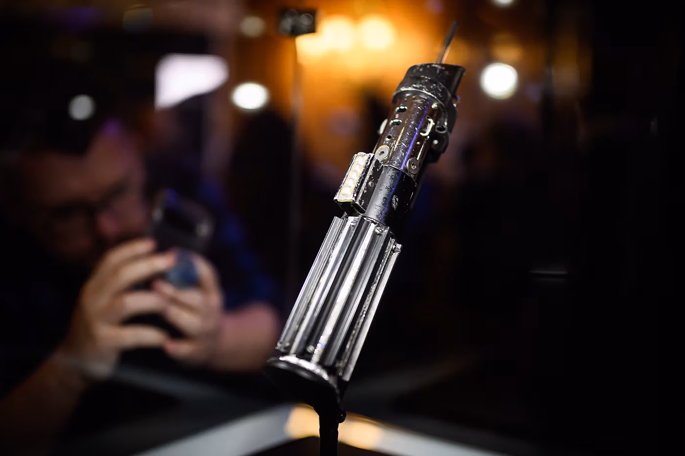 Le sabre laser original de Dark Vador vendu plus de 3,6 millions de dollars aux enchères