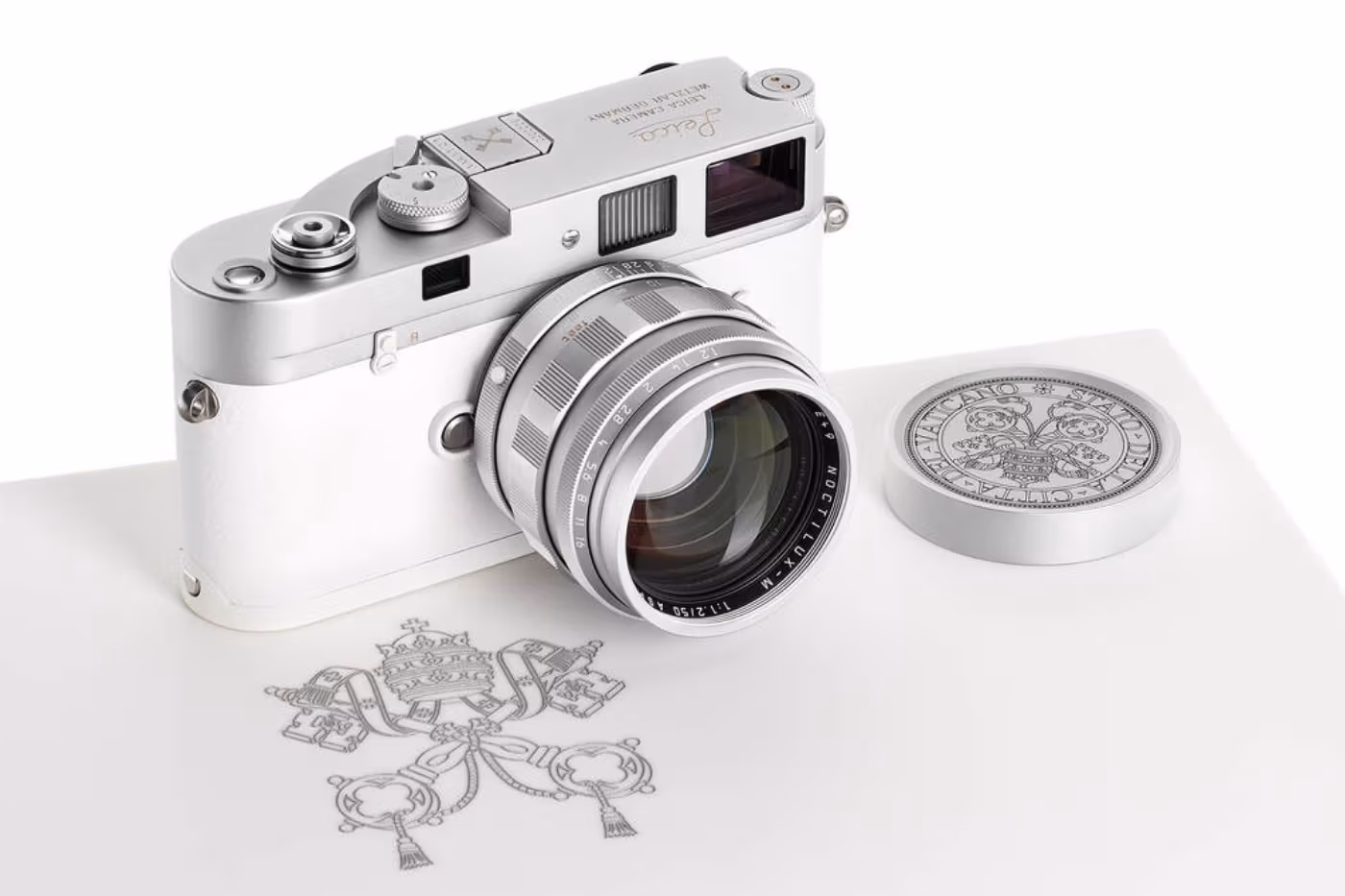 Une Leica M-A « Pope Francis » unique en vente lors de la Leitz Auction 47