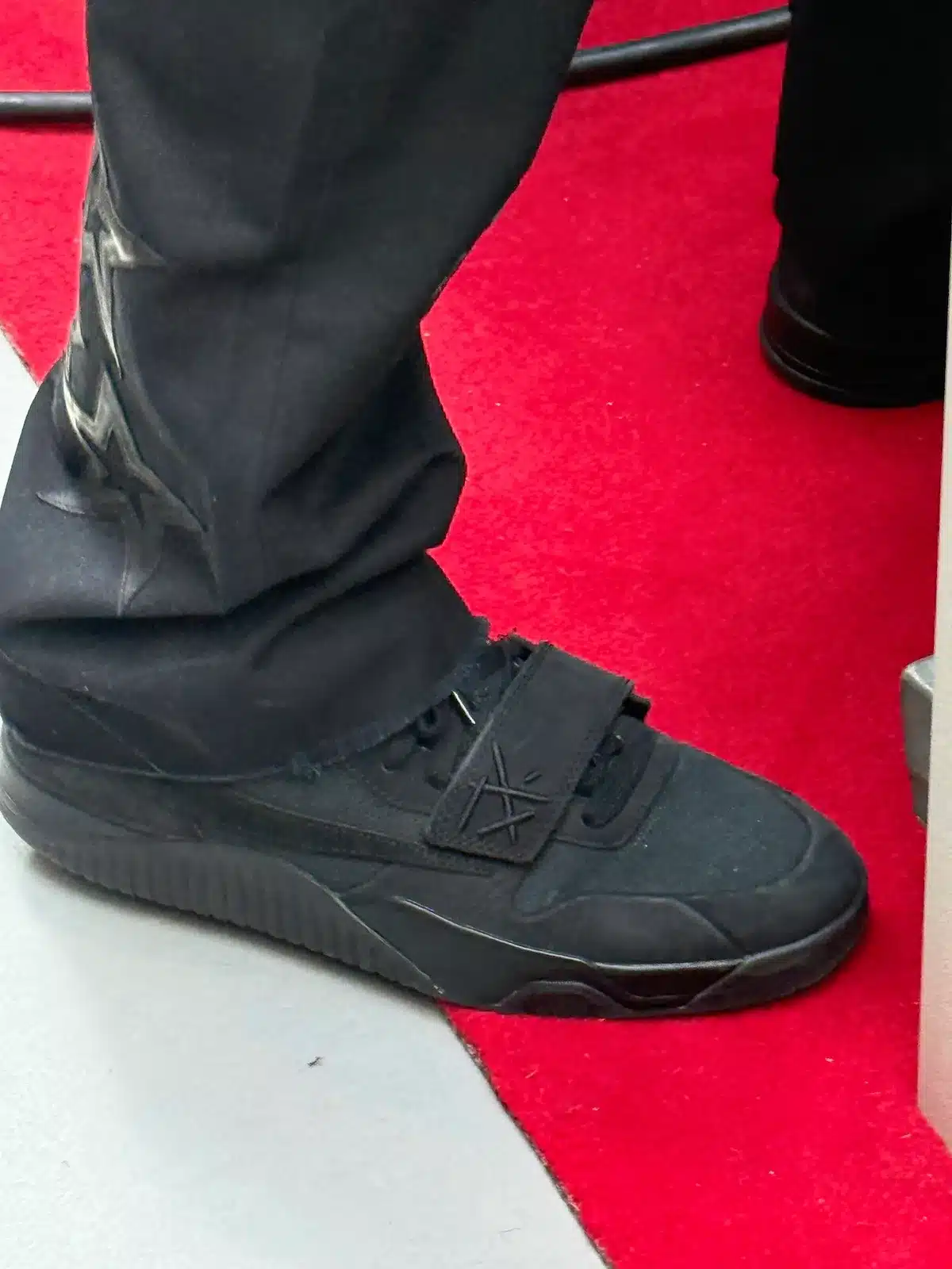 Travis Scott captive l’attention à l’exposition Virgil Abloh : The Codes à Paris