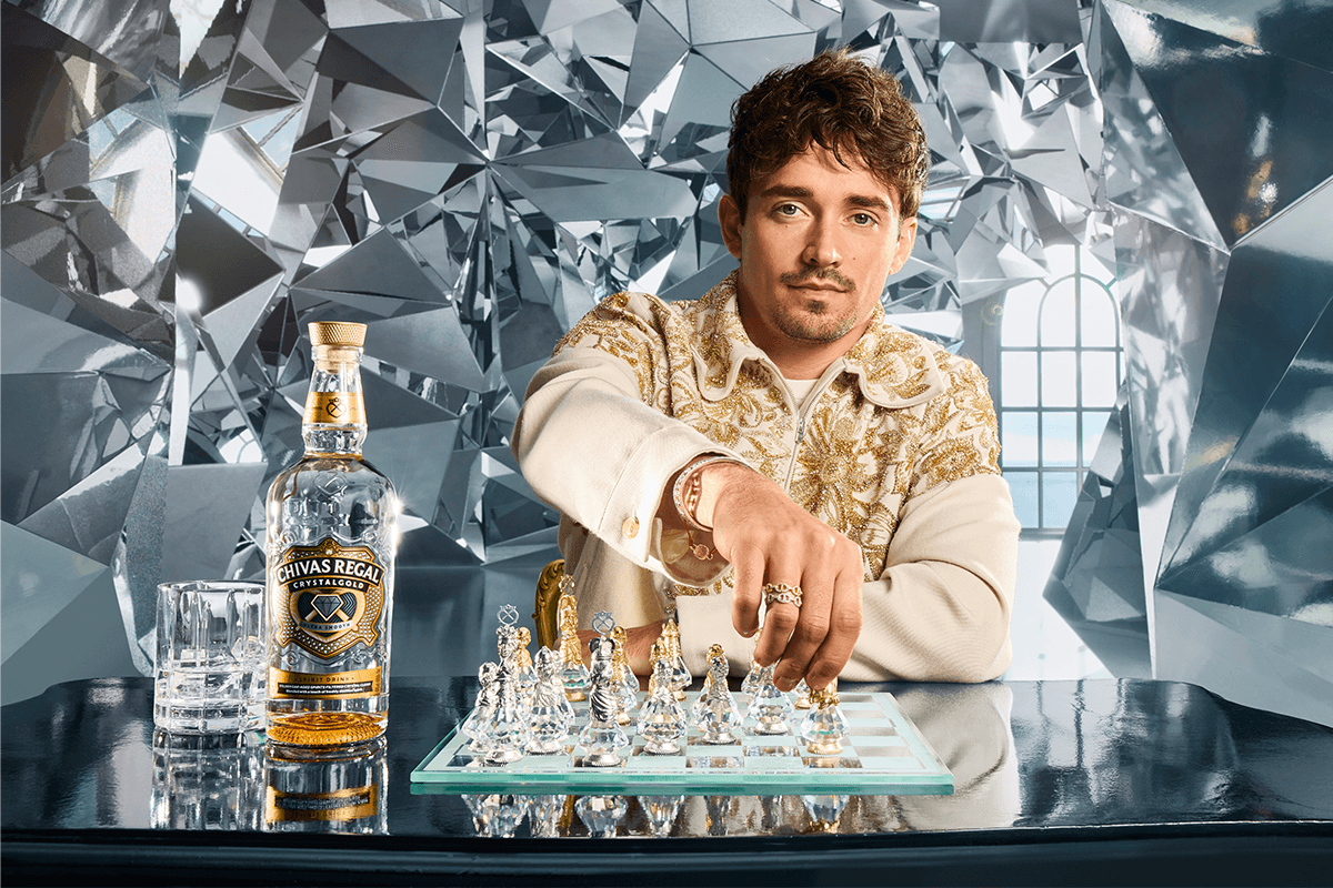 Chivas Regal bouscule les codes avec Crystalgold, un spiritueux cristallin inspiré par Charles Leclerc