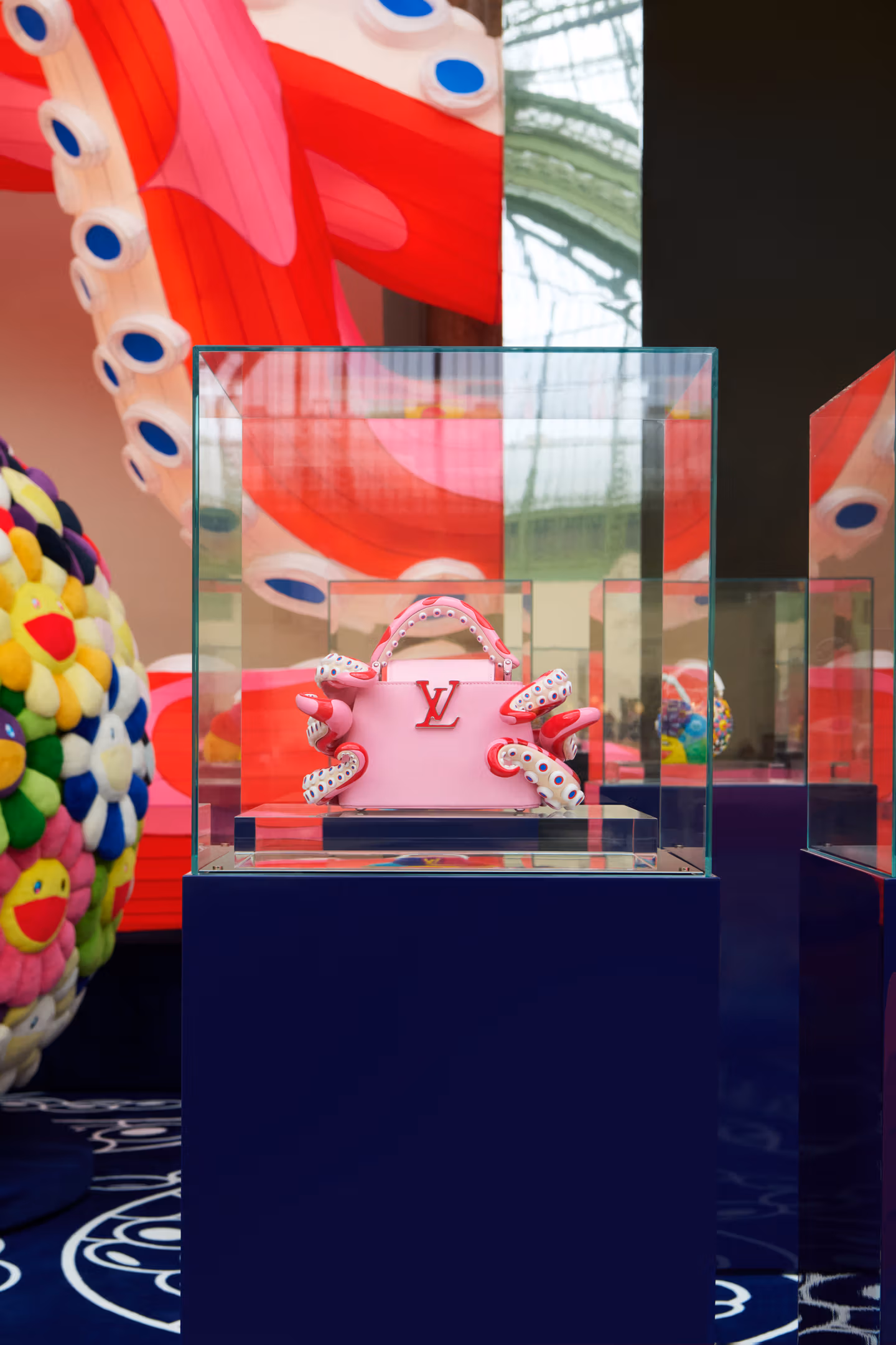 Louis Vuitton et Takashi Murakami célèbrent 20 ans de collaboration artistique avec une nouvelle collection Artycapucines à Art Basel Paris
