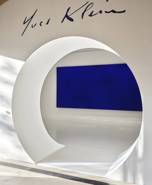 Yves Klein : un monochrome monumental adjugé 18,4 millions d’euros chez Christie’s Paris
