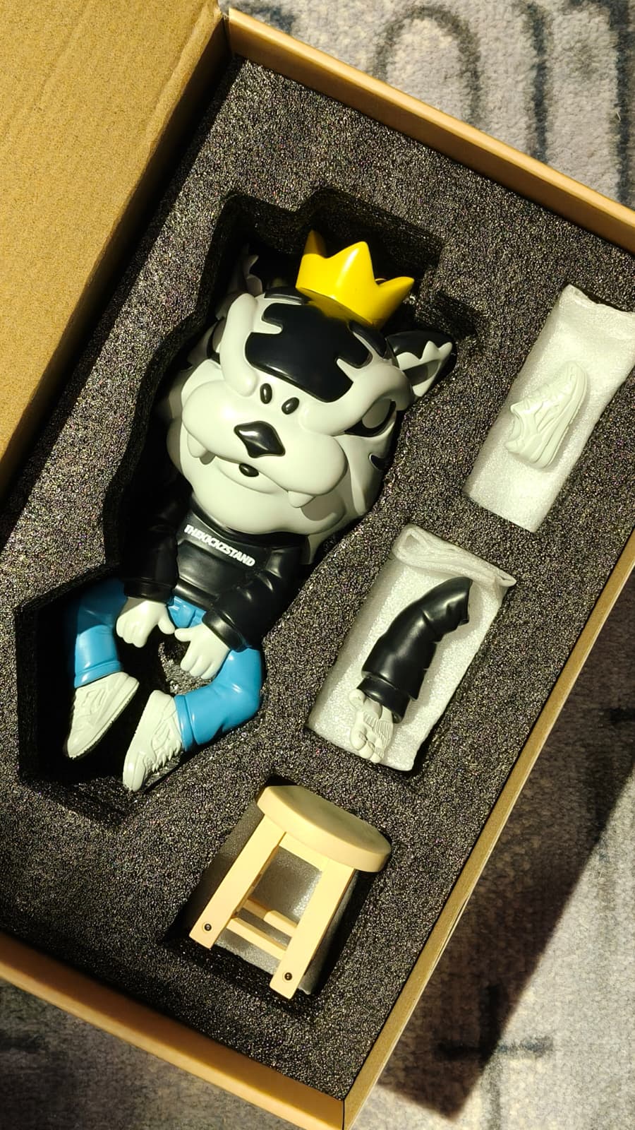 Tanavit23 et The Kickz Stand unissent leurs univers avec la figurine “Jemed Kickz” — un hommage à la sneaker culture et à l’amitié créative