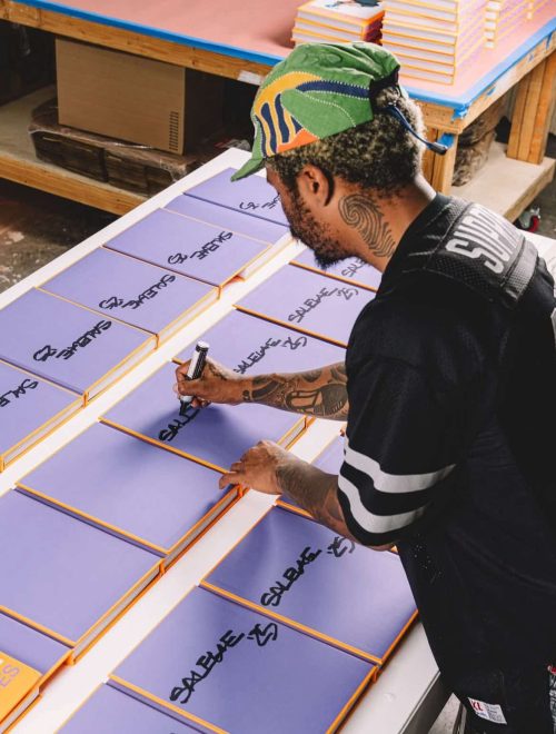 Salehe Bembury publie une édition spéciale de « I Make Shoes » : un ouvrage qui retrace quinze ans de design et de créativité