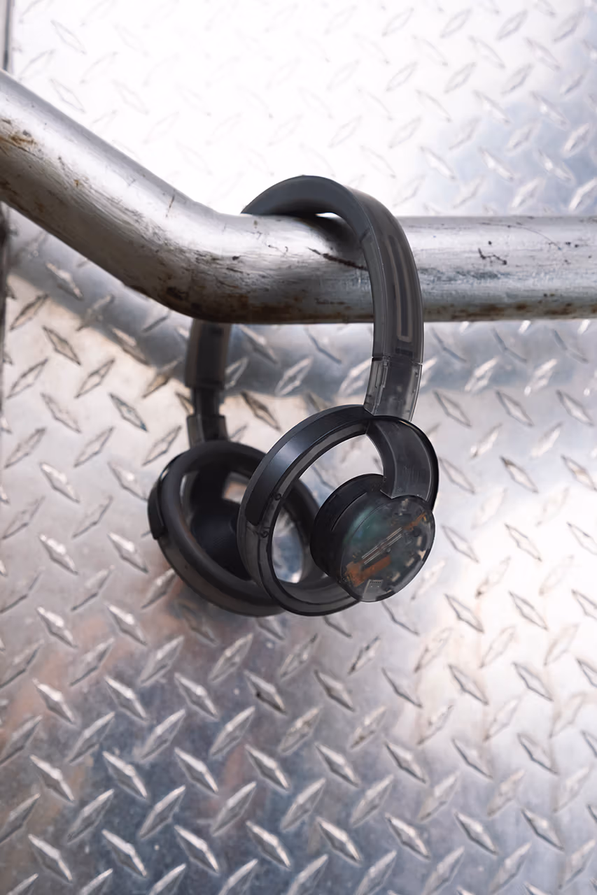 NMW dévoile le casque nwm ONE Phantom Gray — une version futuriste à l’esthétique “skeleton”