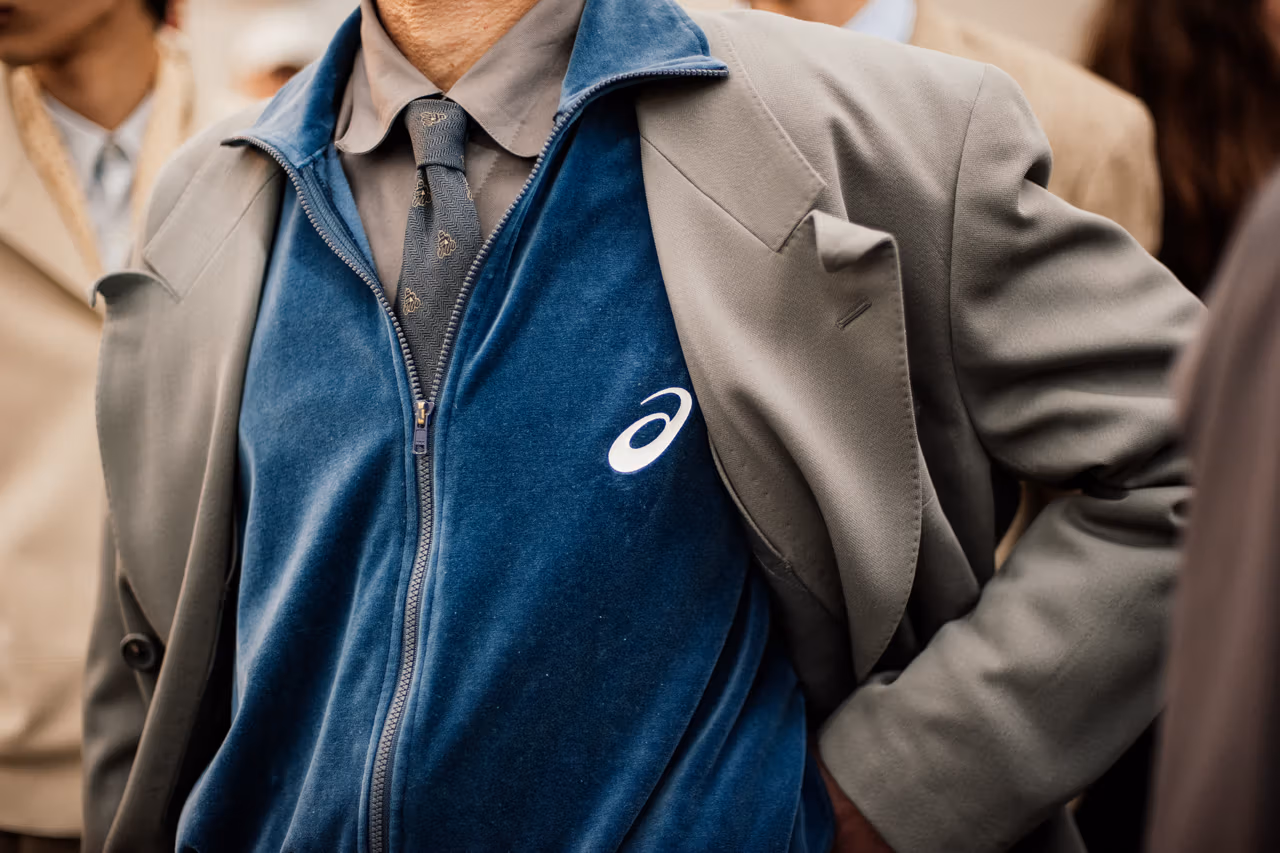 SOSHIOTSUKI dévoile ses collabs ASICS & PROLETA RE ART sur le runway Automne-Hiver 2026 de Pitti Uomo