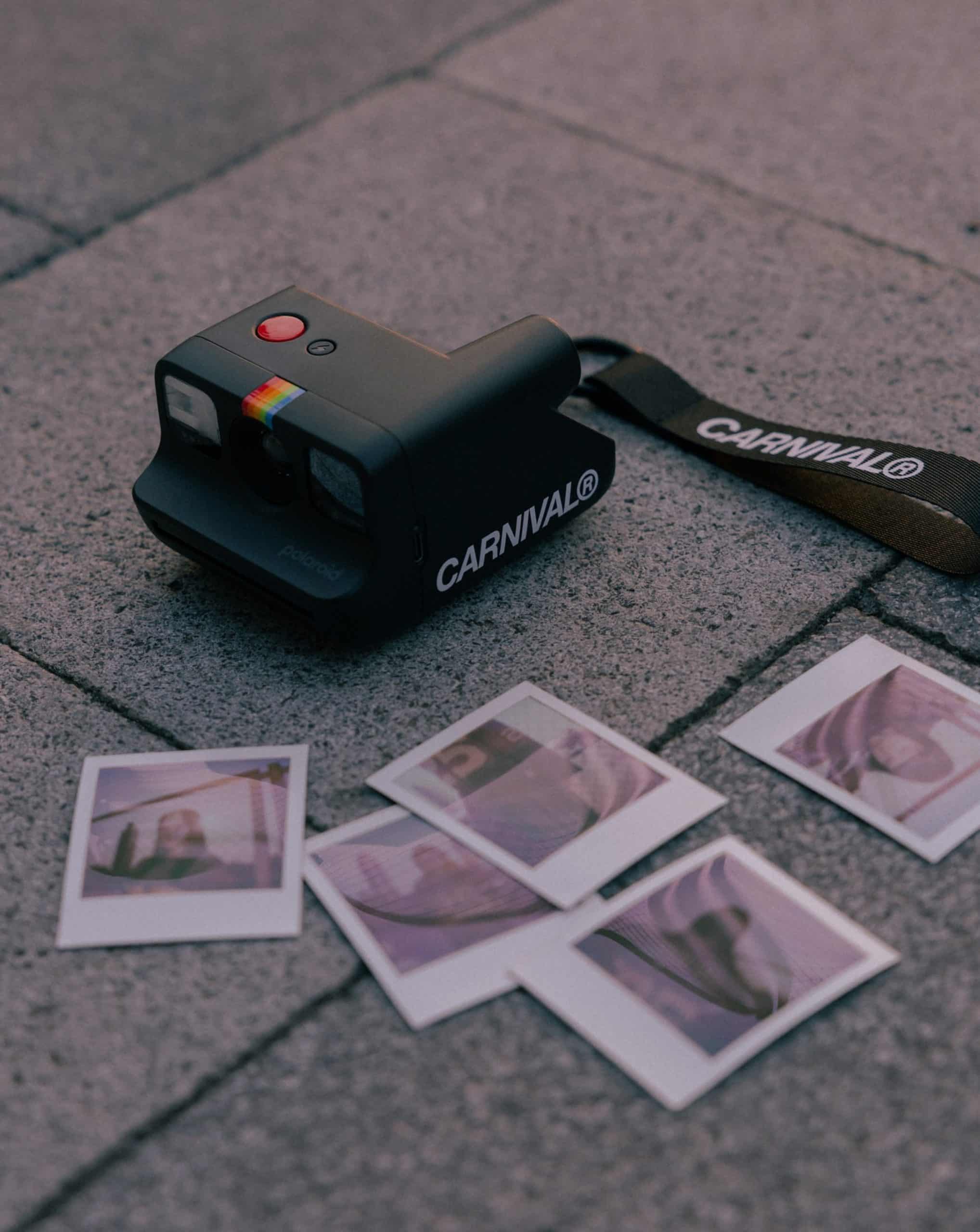 CARNIVAL s’associe à Polaroid pour une Polaroid Go Generation 2 exclusive