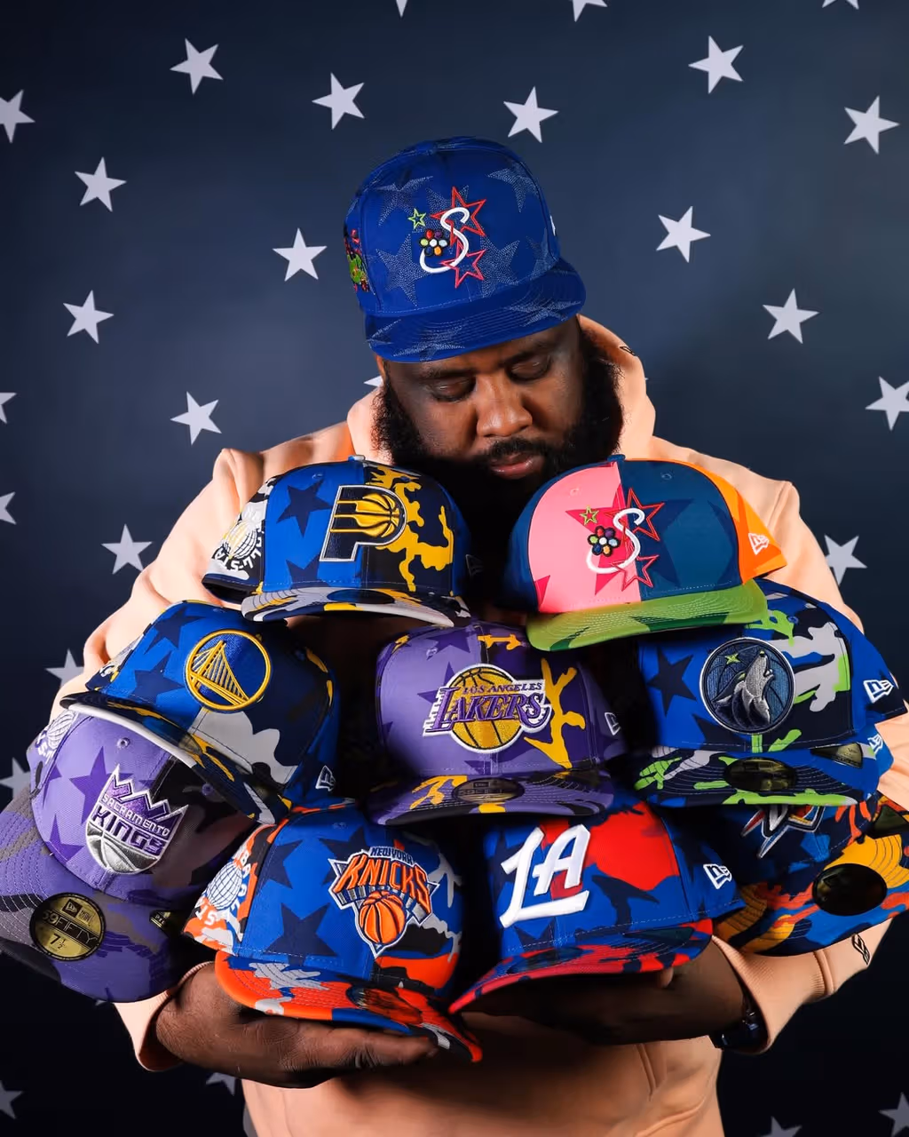 Jae Tips dévoile une collection de casquettes New Era x NBA via Savior Worldwide à l’occasion du NBA All-Star Weekend 2026