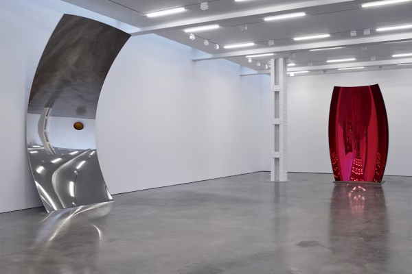Mirror Works met en lumière les sculptures miroir d’Anish Kapoor à la Lisson Gallery de New York, photo 1