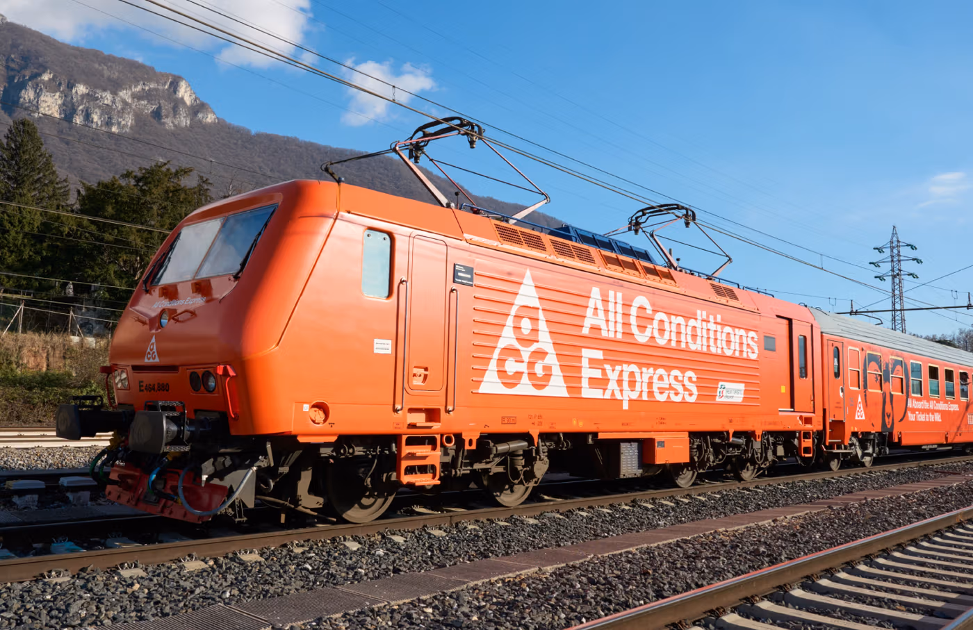 Nike ACG lance l’All Conditions Express, un basecamp mobile entre Milan et les Alpes italiennes