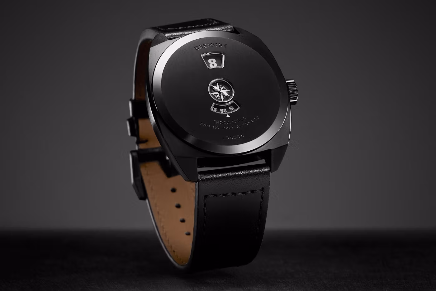 Bremont dévoile la Terra Nova 38 Jumping Hour “Stealth Black”, une vision furtive de l’horlogerie d’exploration