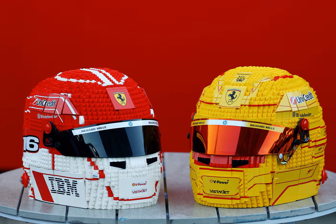 LEGO dévoile les casques Scuderia Ferrari de Lewis Hamilton et Charles Leclerc au Grand Prix d’Australie