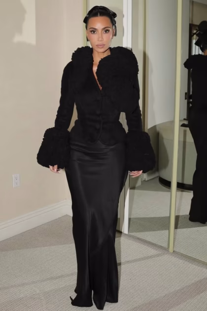 Kim Kardashian : un ensemble John Galliano de 1995 atteint des sommets aux enchères pour une cause engagée